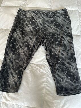 Women’s Plus size workout 3X Tie-Dye Black & Gray Capri Leggings